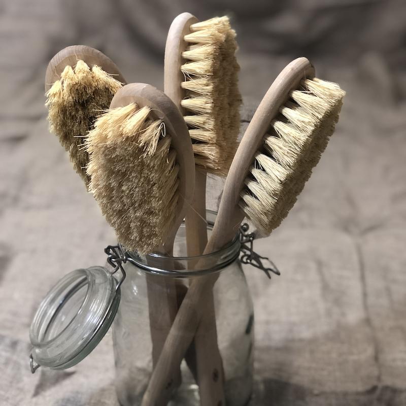 Long-handled brush, white fiber