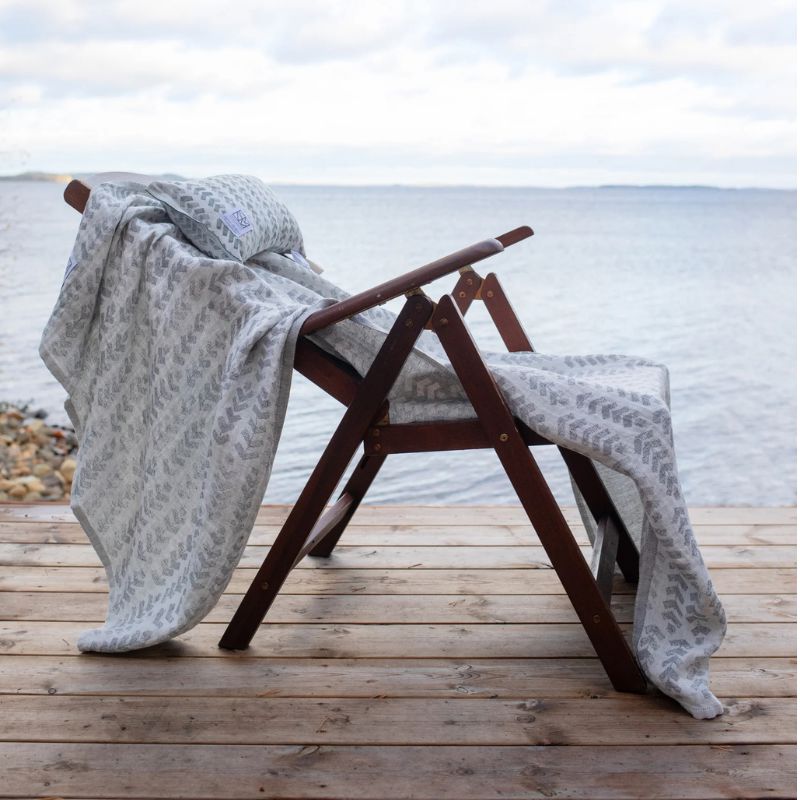 UUTUUS! RUUSU X HVITTRÄSK jättipyyhe 95 x 180 cm